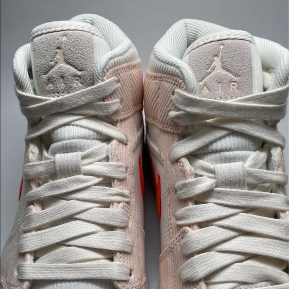 Air Jordan 1 Mid SE - Picture 3 of 5